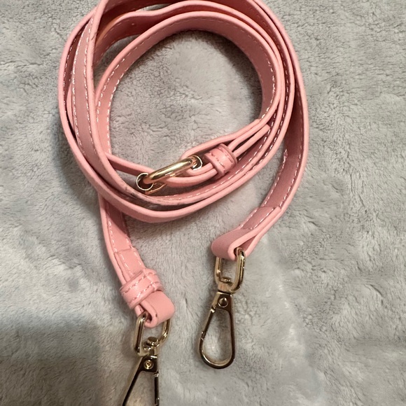 This‎ is a Truly x Barbie mini bag, a limited edition made of 100% leather - Picture 3 of 12